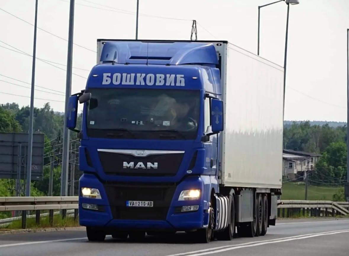 Plavi MAN kamion sa hladnjačom na putu